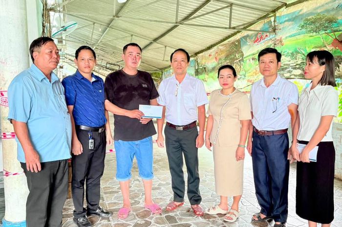 Lãnh đạo xã Cát Tiên động viên các hộ dân vượt qua khó khăn trước mắt, tích cực khắc phục hậu quả thiên tai và trao hỗ trợ bước đầu giúp người dân ổn định cuộc sống