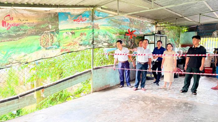 Lãnh đạo xã Cát Tiên trực tiếp khảo sát hiện trạng sạt lở, nắm bắt mức độ thiệt hại và đời sống của các gia đình bị ảnh hưởng