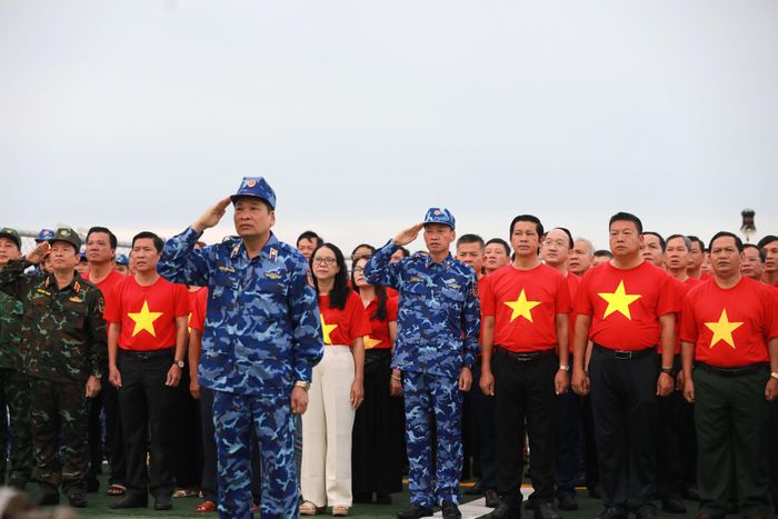 Các đại biểu tham gia chào cờ trên tàu 8001