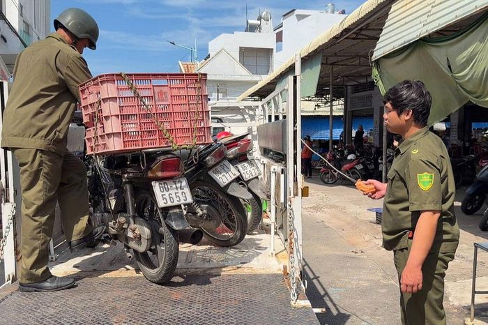 Lực lượng tham gia bảo vệ an ninh, trật tự ở cơ sở tại phường La Gi tham gia kiểm tra trật tự đô thị