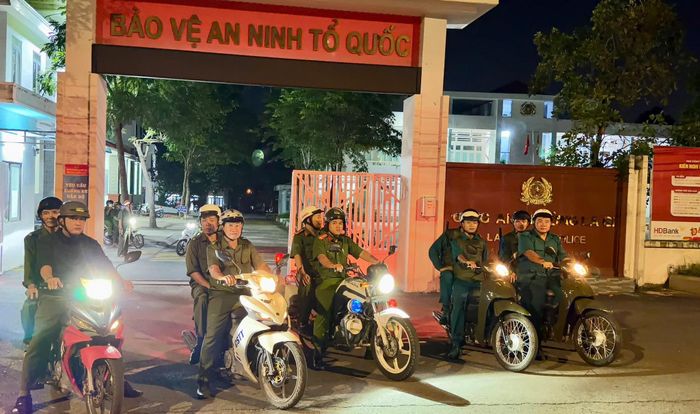 Lực lượng bảo vệ an ninh, trật tự ở cơ sở tham gia tuần tra vào ban đêm cùng với lực lượng Công an phường La Gi