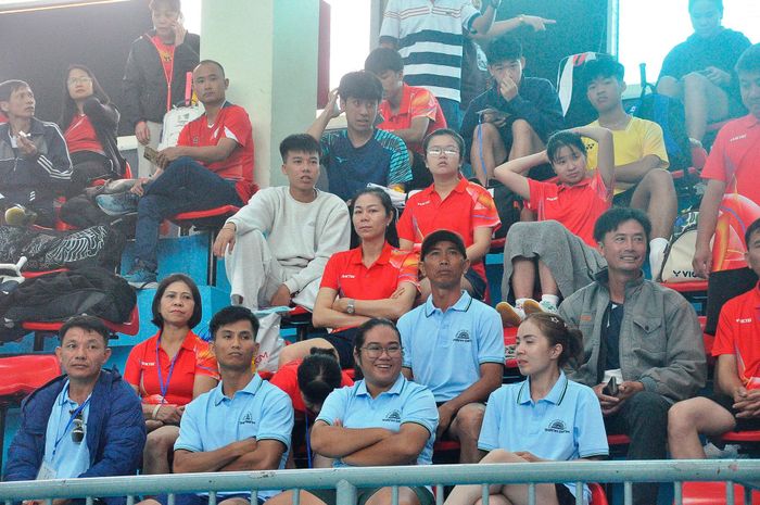 Đông đảo người hâm mộ đến cổ vũ cho các trận thi đấu