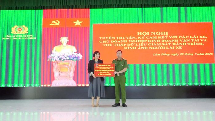 Số tiền quyên góp được bàn giao cơ quan MTTQ chuyển đến tận tay các hoàn cảnh khó khăn