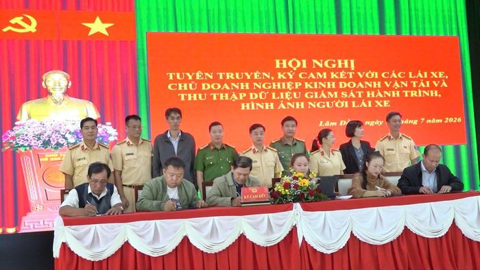 Đại diện các doanh nghiệp ký cam kết chấp hành nghiêm các quy định của pháp luật về TTATGT
