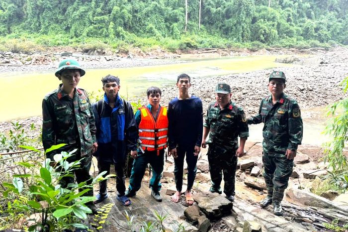 Người dân mắc kẹt được lực lượng Ban CHQS xã Quảng Tín cứu hộ, đưa vào bờ an toàn