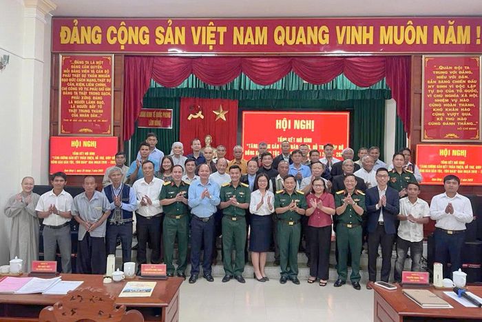 Lãnh đạo Quân khu 7, các địa phương chụp hình lưu niệm cùng lãnh đạo Đoàn KT- QP Lâm Đồng, các già làng, chức sắc tôn giáo