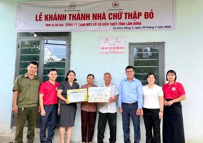 Lãnh đạo xã Đam Rông 2 trao tặng quà cho gia đình ông Nguyễn Văn Điện