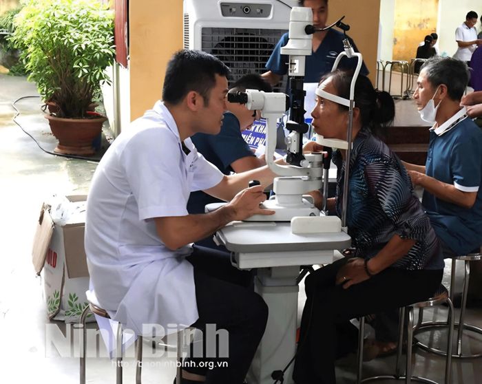 Người dân xã Giao Bình được các bác sĩ kiểm tra, khám các bệnh về mắt.