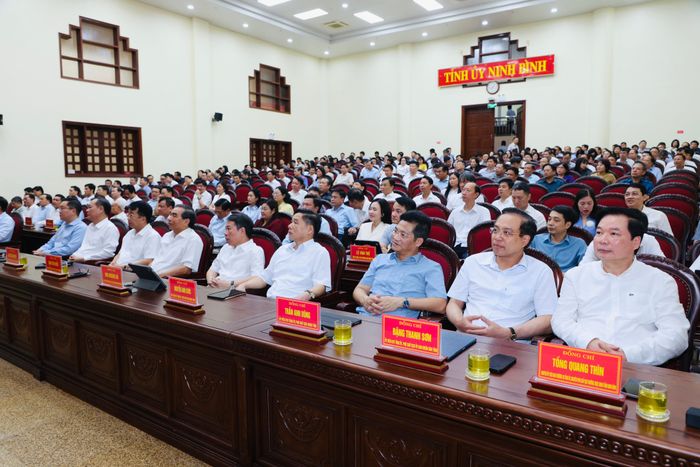Các đại biểu dự hội nghị tại điểm cầu Tỉnh ủy Ninh Bình.