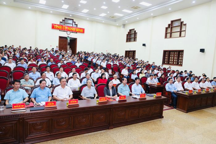 Các đại biểu dự hội nghị tại điểm cầu Tỉnh ủy Ninh Bình.