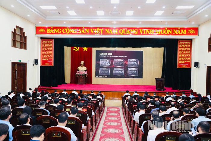 Quang cảnh hội nghị tại điểm cầu Tỉnh ủy Ninh Bình.