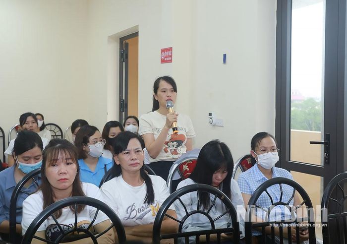 Người lao động nêu ý kiến tại hội nghị.
