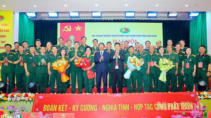 Các đại biểu chụp ảnh lưu niệm với Ban Chấp hành Hội Doanh nghiệp Doanh nhân CCB tỉnh nhiệm kỳ 2026-2031.