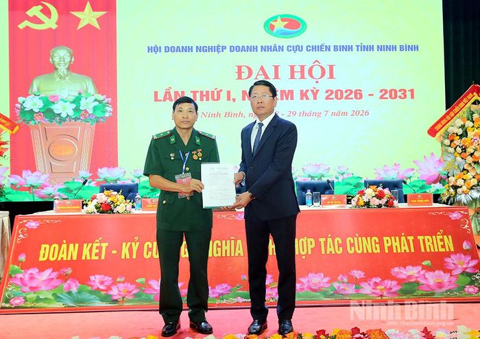 Đồng chí Trần Song Tùng, Ủy viên Ban Thường vụ Tỉnh ủy, Phó Chủ tịch Thường trực UBND tỉnh trao Quyết định hợp nhất hội cho Hội Doanh nghiệp Doanh nhân CCB tỉnh.