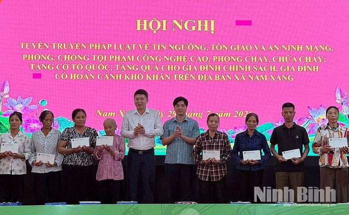 Lãnh đạo xã Nam Xang tặng quà cho các gia đình chính sách, giáo dân có hoàn cảnh khó khăn trên địa bàn xã.