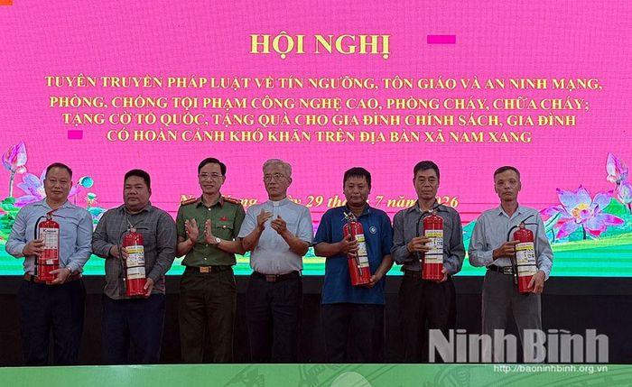 Lãnh đạo Công an tỉnh tặng bình chữa cháy cho cộng đoàn Công giáo Hội Động.