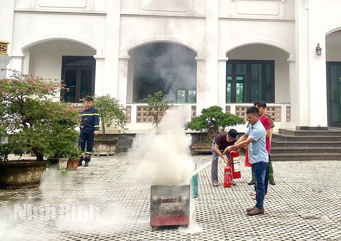 Phòng Cảnh sát Phòng cháy chữa cháy và cứu nạn cứu hộ, Công an tỉnh hướng dẫn sử dụng bình chữa cháy tại cộng đoàn Công giáo Hội Động.