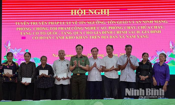 Lãnh đạo Ban Tuyên giáo và Dân vận Tỉnh ủy, Công an tỉnh tặng quà cho các gia đình chính sách, giáo dân có hoàn cảnh khó khăn trên địa bàn xã Nam Xang.