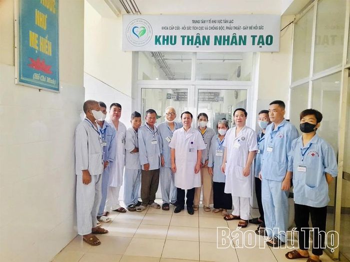 Trung tâm Y tế khu vực Tân Lạc cấp "Thẻ miễn phí gửi xe" cho bệnh nhân chạy thận nhân tạo điều trị định kỳ.