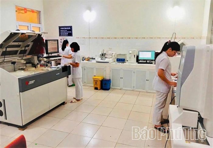 Các y, bác sĩ Trung tâm Y tế khu vực Tân Lạc ứng dụng khoa học kỹ thuật, nâng cao chất lượng khám, chữa bệnh.