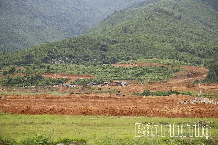 Từ sự đồng thuận của người dân thôn Cóc Lẫm, nhiều hạng mục dự án đã được đẩy nhanh tiến độ thi công.