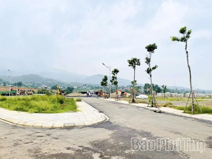 Các hạng mục hạ tầng hiện đại, đồng bộ của khu tái định cư đã cơ bản được xây dựng xong, dự kiến sẽ đón các hộ dân về ở vào dịp 2/9/2026.