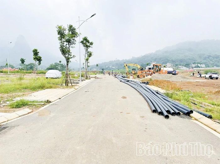 Các đơn vị thi công đẩy nhanh tiến độ các hạng mục cấp nước sinh hoạt cho khu tái định cư.