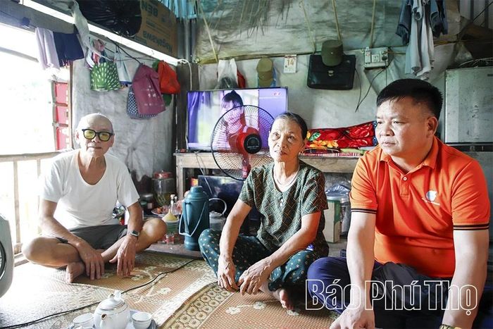 Ông Bùi Văn Nhặt và gia đình là những người đầu tiên ký thủ tục nhận bồi thường hỗ trợ giải phóng mặt bằng ở thôn Cóc Lẫm.