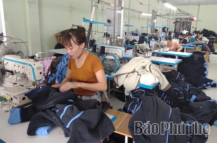 Hoạt động sản xuất, kinh doanh nghề may gia công quần áo trên địa bàn xã Thượng Long tạo việc làm và thúc đẩy phát triển kinh tế địa phương.