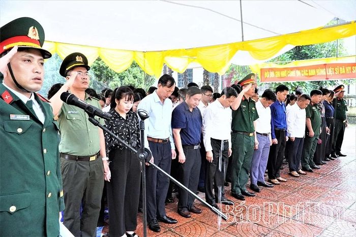 Cán bộ, đảng viên và Nhân dân xã Lập Thạch tưởng niệm các Anh hùng liệt sĩ trước khi triển khai lấy mẫu sinh phẩm hài cốt liệt sĩ phục vụ giám định ADN.
