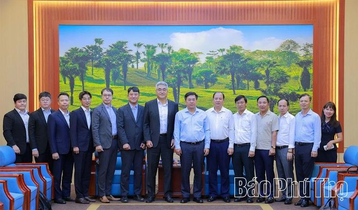 Đồng chí Chủ tịch UBND tỉnh Trần Duy Đông cùng các đại biểu chụp ảnh lưu niệm với lãnh đạo Tập đoàn SK.