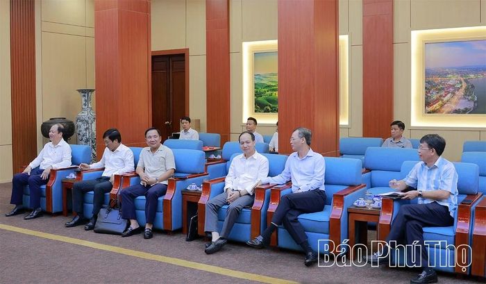 Các đồng chí lãnh đạo các sở, ngành, đơn vị tham dự buổi làm việc.