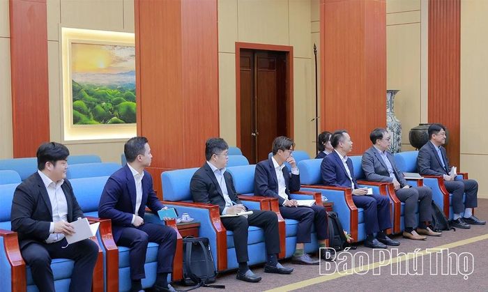 Các thành viên đoàn công tác Tập đoàn SK tham dự buổi làm việc.