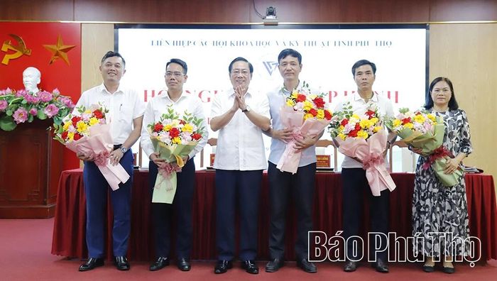 Lãnh đạo Liên hiệp các Hội Khoa học và Kỹ thuật tỉnh tặng hoa chúc mừng các hội viên mới được kết nạp.