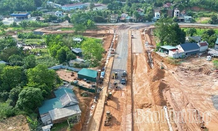 Tuyến đường kết nối Cụm công nghiệp Phú Hộ với Quốc lộ 2 được đẩy nhanh tiến độ thi công, góp phần hoàn thiện hạ tầng và mở rộng không gian phát triển của phường Phong Châu.