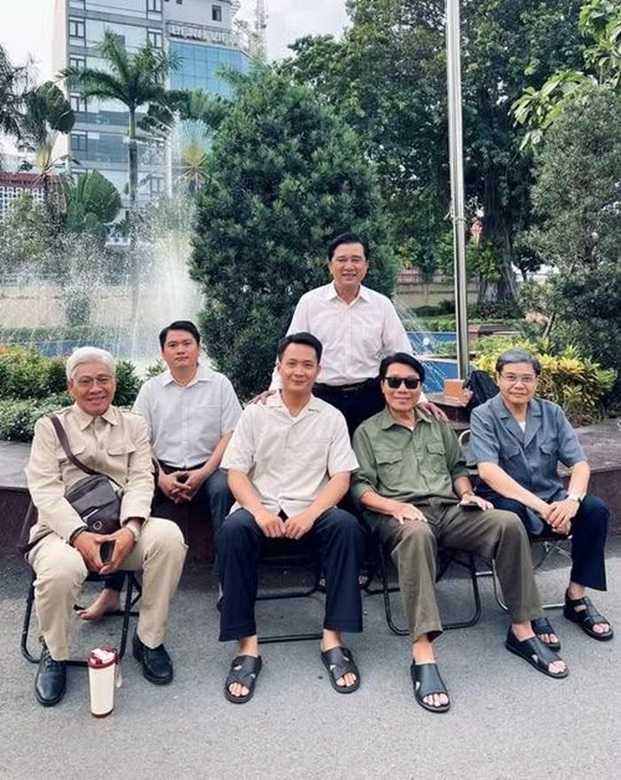 Các diễn viên hóa trang nhập vai lãnh đạo Bộ Nội vụ và lãnh đạo chuyên án. Ảnh: Điện ảnh Công an nhân dân