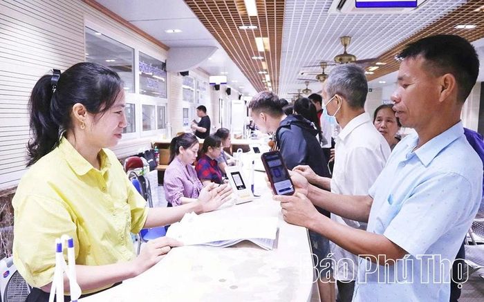 Người bệnh thanh toán không dùng tiền mặt tại Bệnh viện Đa khoa tỉnh Phú Thọ.