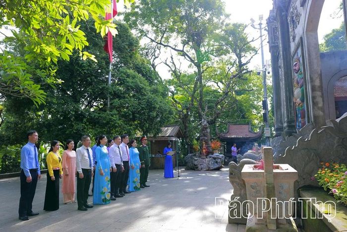 Các đại biểu thành kính dâng hương tưởng niệm các Vua Hùng.