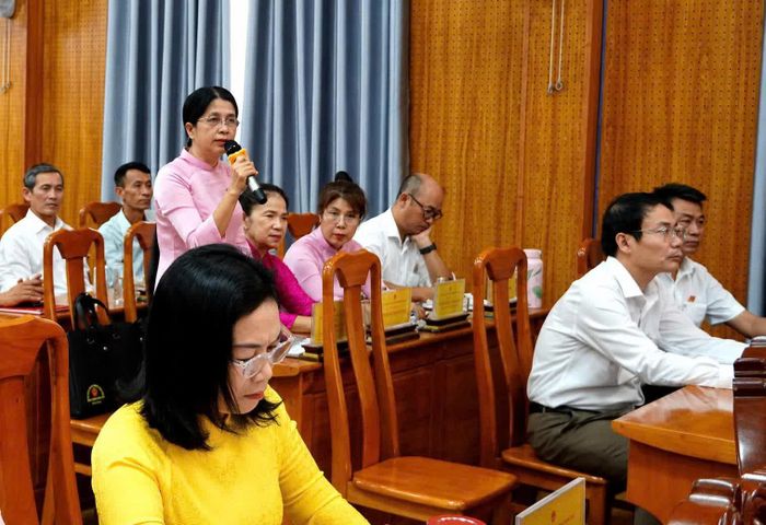 Đại biểu HĐND phường Đồng Hới chất vấn các ngành chức năng - Ảnh: H.Tr