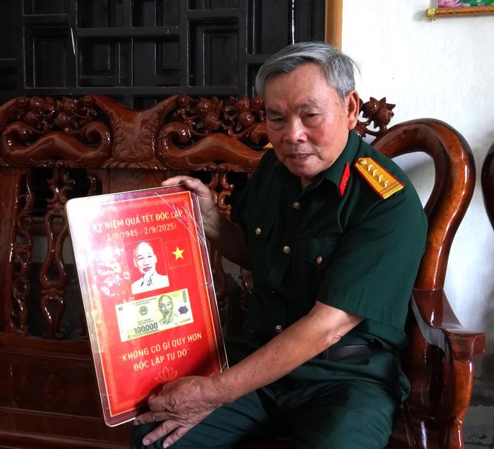 Cựu chiến binh, đại tá Trần Xuân Tiệu trân trọng cất giữ món quà nhân dịp kỷ niệm80 năm Cách mạng tháng Tám và Quốc khánh 2/9 - Ảnh: H.Tr