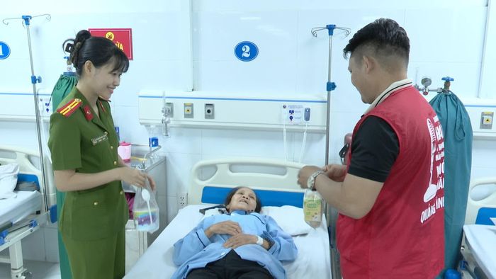 Trao bát cháo tình thương cho bệnh nhân tại Bệnh viện đa khoa khu vực Đồng Hới - Ảnh: N.T