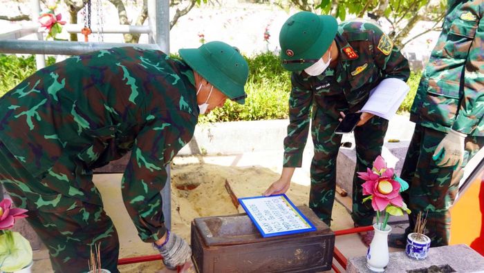 Tìm kiếm, quy tập hài cốt liệt sĩ và xác định danh tính liệt sĩ còn thiếu thông tin là chính sách ưu đãi người có công quan trọng của Đảng và Nhà nước - Ảnh: M.H