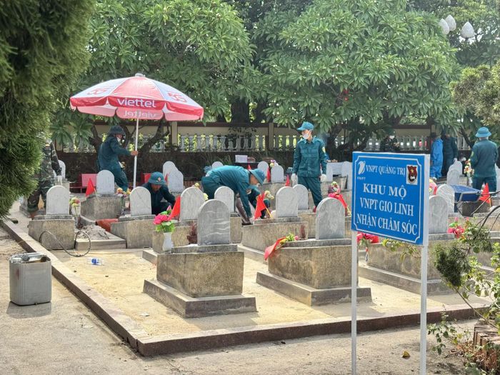 Lực lượng chức năng nỗ lực thực hiện nhiệm vụ - Ảnh: Mai Linh