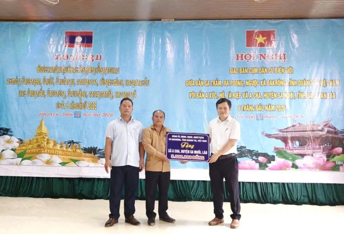 Lãnh đạo xã Đakrông trao hỗ trợ kinh phí sản xuất cho xã A Cha - Ảnh: K.S