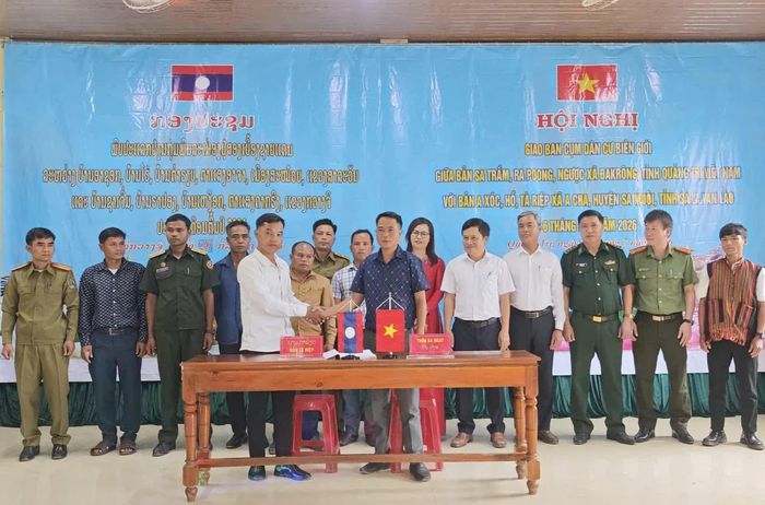 Đại diện các thôn, bản hai bên biên giới ký kết biên bản ghi nhớ hợp tác - Ảnh: K.S