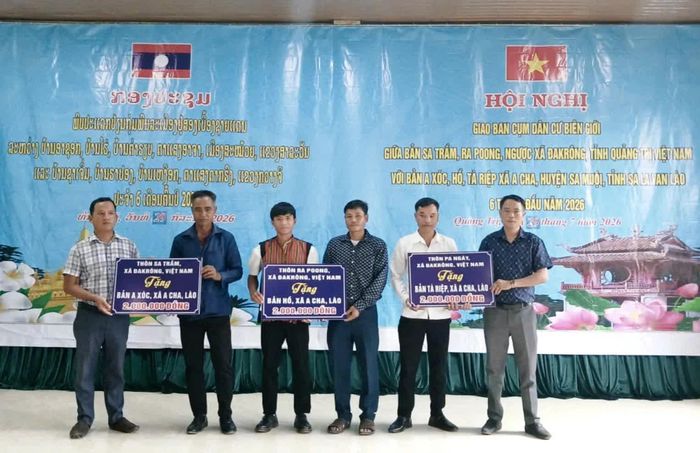 Đại diện các thôn thuộc xã Đakrông trao kinh phí hỗ trợ sản xuất cho các bản kết nghĩa thuộc xã A Cha - Ảnh: K.S