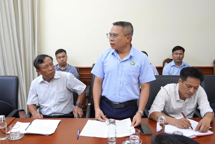 Đại diện lãnh đạo Công ty CP tái chế Giấy Quảng Bình trình bày khó khăn, vướng mắc trong hoạt động sản xuất, kinh doanh - Ảnh: C.H