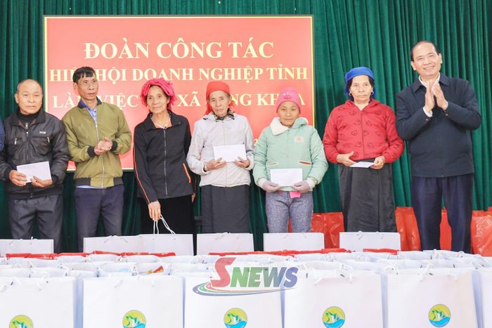 Hiệp hội Doanh nghiệp tỉnhtặng quà cho các hộ gia đình có hoàn cảnh đặc biệt khó khăn của xã Song Khủa.