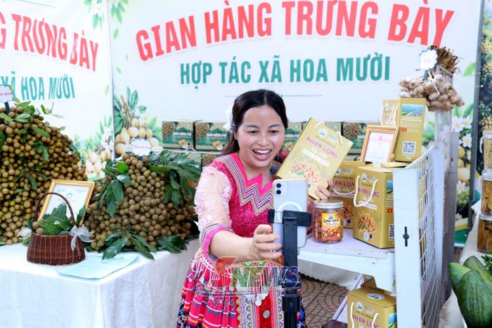 Thành viên Hợp tác xã Hoa Mười, xã Chiềng Khoong livestream bán hàng tại Ngày hội xoáy long nhãn 2026.