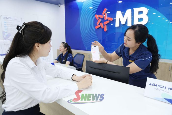 Nhân viên MB Bank Chi nhánh Sơn La tư vấn, hướng dẫn khách hàng cài đặt ứng dụng ngân hàng số.